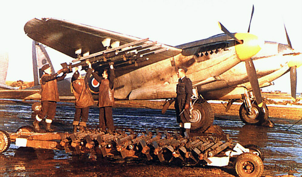De Havilland Mosquito podczas uzbrajania w rakiety niekierowane. 